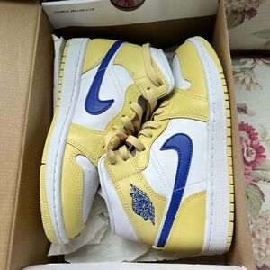 Air Jordan Mid 1 in Lemon Wash 🍋 ➕ lapis blue ➕ White/womens 6.5